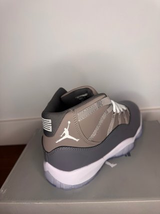 Zapatos Jordan Grises y Blancos