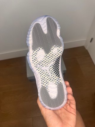 Zapatos Jordan Grises y Blancos