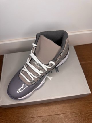 Zapatos Jordan Grises y Blancos