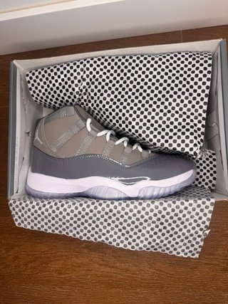 Zapatos Jordan Grises y Blancos