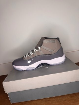 Zapatos Jordan Grises y Blancos