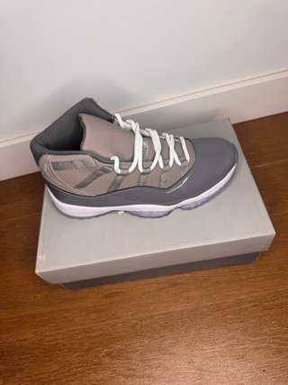 Zapatos Jordan Grises y Blancos