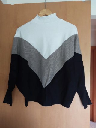 Jersey cuello alto chevron blanco, marrón y negro
