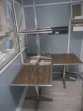 Mesa de madera y metal