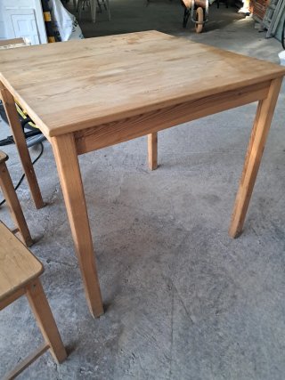 Mesa y 2 Sillas de Madera