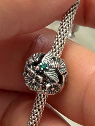 Charm Abeja Flores Plata y Esmeralda S925