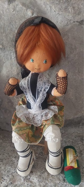 Muñeca trapo artesana encaje bolillos