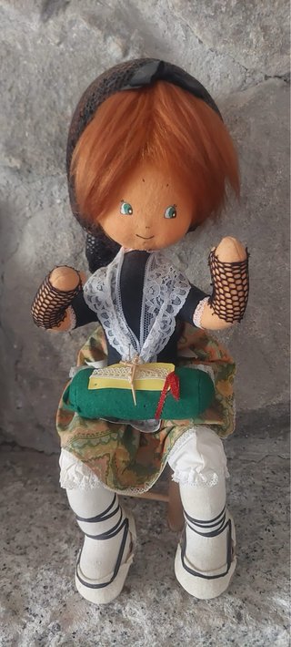 Muñeca trapo artesana encaje bolillos