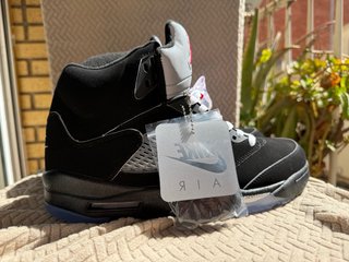 Zapatilla Jordan Negra y Plateada