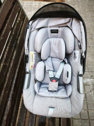 Sillita de coche marca Inglesina con base isofix