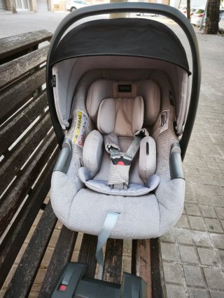 Sillita de coche marca Inglesina con base isofix