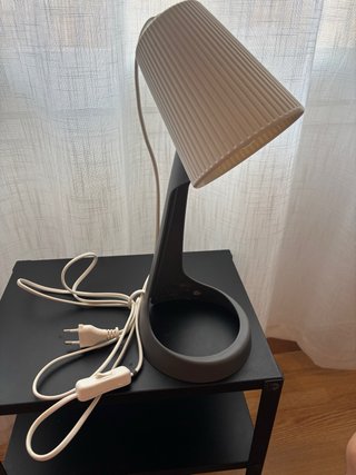 Lámpara de mesa Ikea beige y gris
