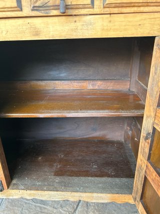 Mueble de madera con carcoma