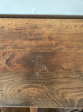 Mueble de madera con carcoma