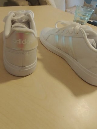 Zapatillas Adidas Blancas y Plateadas