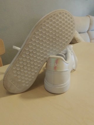 Zapatillas Adidas Blancas y Plateadas