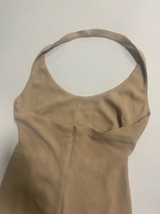 Vestido fluid beige con aberturas cintura y espald