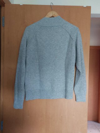 Jersey gris con botones