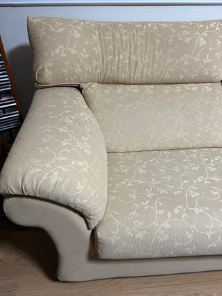Sofa tres plazas color beige muy cómodo