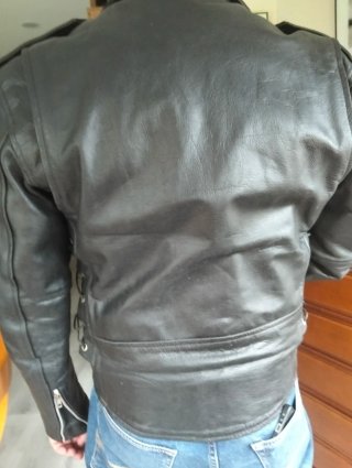 Chaqueta de cuero estilo motero