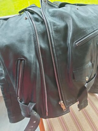 Chaqueta de cuero estilo motero