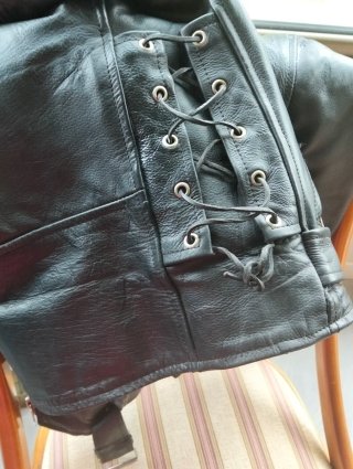 Chaqueta de cuero estilo motero
