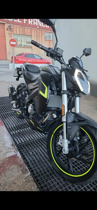 Keeway RKF 125 2022 Negra y Amarilla