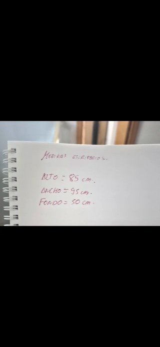 Escritorio de madera con ruedas