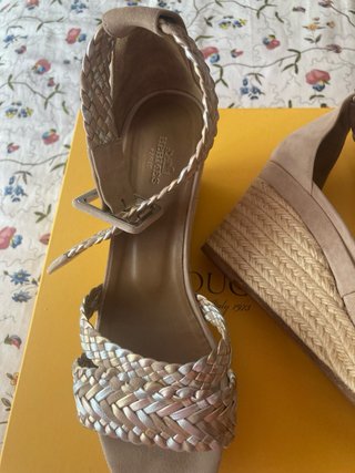 Sandalias Hermès Beige y Doradas