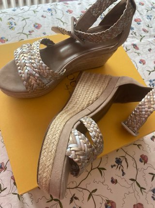 Sandalias Hermès Beige y Doradas
