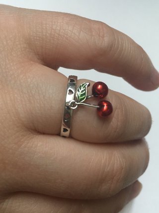Anillo plata ajustable con dije de cerezas