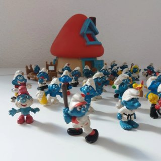 Lote Pitufos: Figuras, casa y muebles