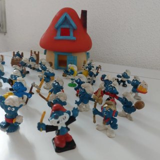 Lote Pitufos: Figuras, casa y muebles