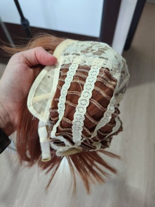 Peluca castaña clara corta con flequillo al lado