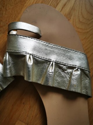 Sandalias Stradivarius doradas y plateadas