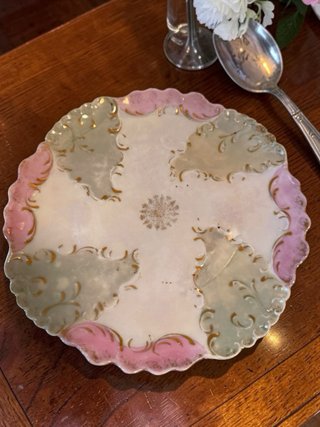 Plato decorativo vintage con borde ondulado