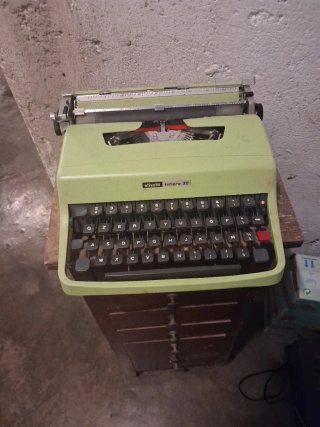 Macchina da scrivere Olivetti Lettera 32