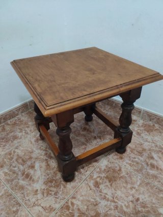 Mesa auxiliar de madera