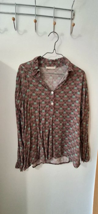Blusa estampada marrón y verde