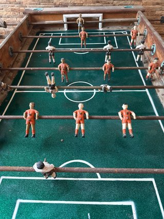 Futbolín antiguo para restaurar