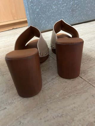Tacones de plataforma blancos y marrones