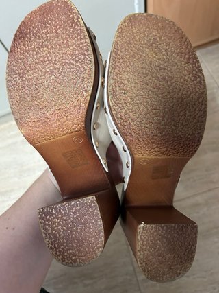 Tacones de plataforma blancos y marrones