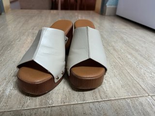 Tacones de plataforma blancos y marrones