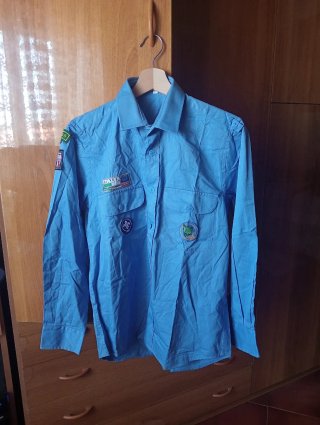 Camicia scout azzurra con patch