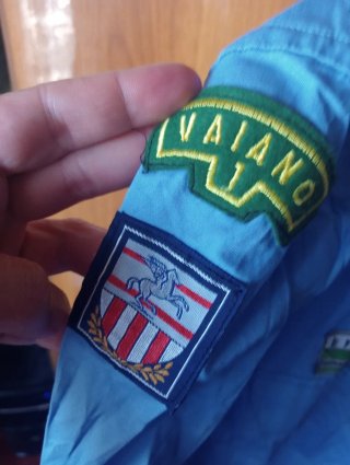 Camicia scout azzurra con patch