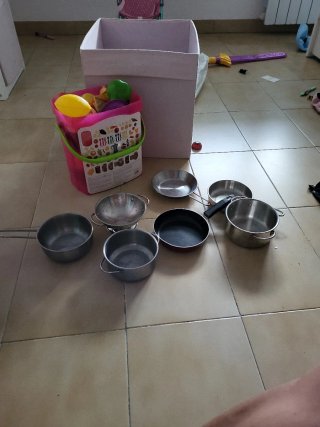 Cocinita infantil de madera con accesorios.