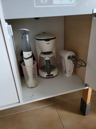 Cocinita infantil de madera con accesorios.