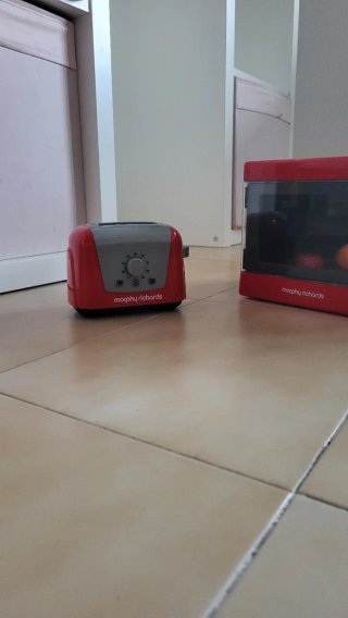Cocinita infantil de madera con accesorios.
