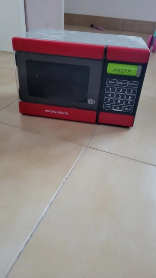 Cocinita infantil de madera con accesorios.