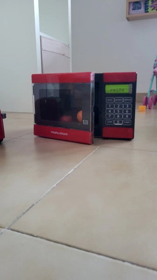 Cocinita infantil de madera con accesorios.